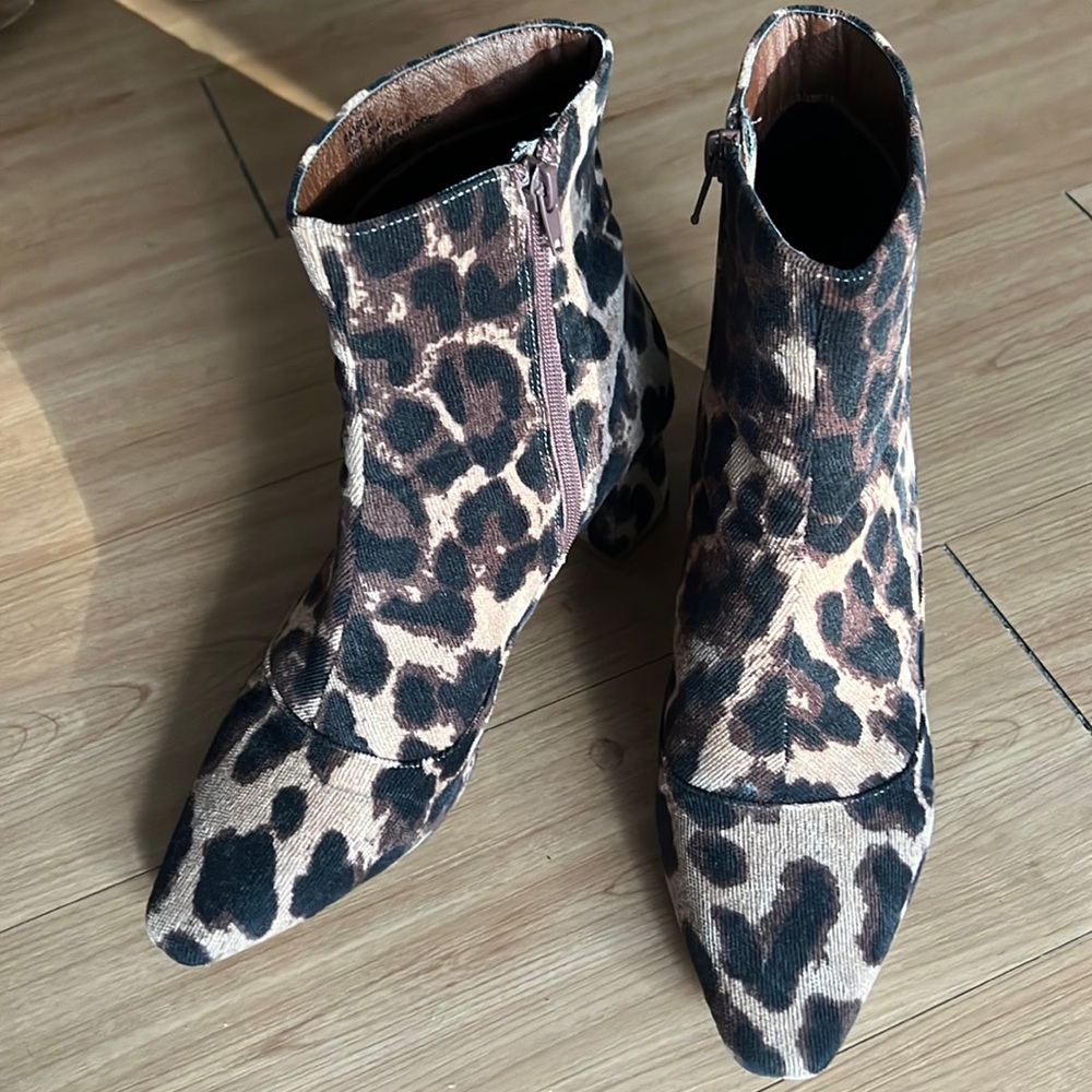 Coconuts by Matisse Ramble Tan/Brown/Black Leopard Print Booties Size 8 1/2.